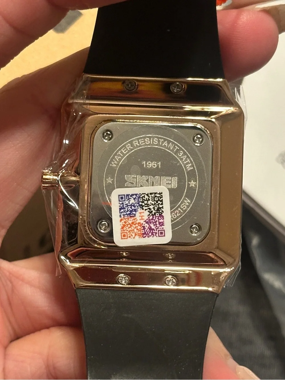 SKMEI Svelete Men’s Square Smartwatch-Style Quartz Watch, Rose Gold & Black